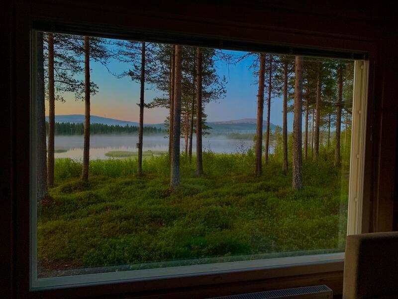 Kaupinmaja, Yllaes, Aekaeslompolo, Lapland - Log Cabin With Lake And Fell Scenery Exterior foto